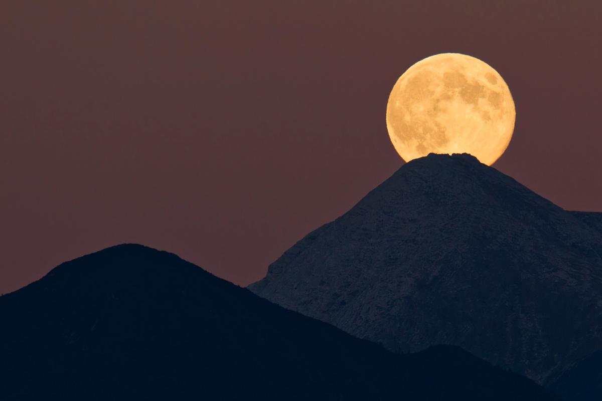 12 Mind-Blowing Moon Facts